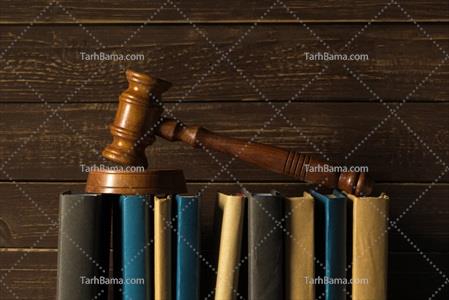 تصویر با کیفیت چکش عدالت روی کتاب در پس زمینه چوبی